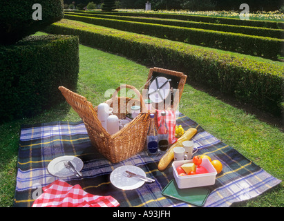 Panier à pique-nique et de l'alimentation mentionnées dans un jardin anglais stately home estate, England UK Banque D'Images