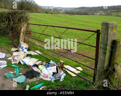 Déchets ménagers jetés à la porte ferme à Newport South Wales UK Banque D'Images