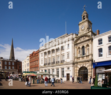 Market Hall et tour de l'horloge à côté de la Banque Lloyds du centre-ville de Hereford, Angleterre, Royaume-Uni Banque D'Images