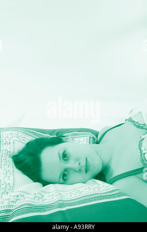 Femme se trouve au lit Banque D'Images