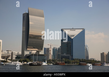 La Banque Nationale de Dubaï à gauche et la Chambre de Commerce et industrie de l'ensemble de la Crique Dubai City Centre Banque D'Images