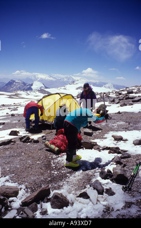 Nido de Condores camp à 5570 mètres sur le Mont Aconcagua en Argentine Banque D'Images