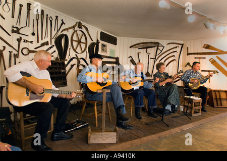 Musiciens Folk effectuer lors d'un concert au Centre folklorique d'Ozark State Park sur la montagne AR Banque D'Images