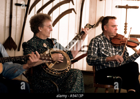 Musiciens Folk effectuer lors d'un concert au Centre folklorique d'Ozark State Park sur la montagne AR Banque D'Images