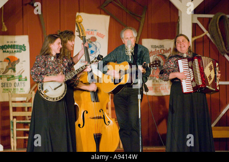 Musiciens Folk effectuer lors d'un concert au Centre folklorique d'Ozark State Park sur la montagne AR Banque D'Images