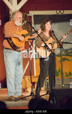 Musiciens Folk effectuer lors d'un concert au Centre folklorique d'Ozark State Park sur la montagne AR Banque D'Images