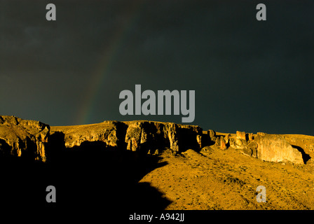 Arc-en-ciel sur Rio Pinturas Canyon, Grotte des mains, en Patagonie, Province de Santa Cruz, Argentine Banque D'Images