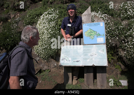 Directeur adjoint avec la carte Skomer Island, parc national de Pembrokeshire Coast, le Pays de Galles Banque D'Images