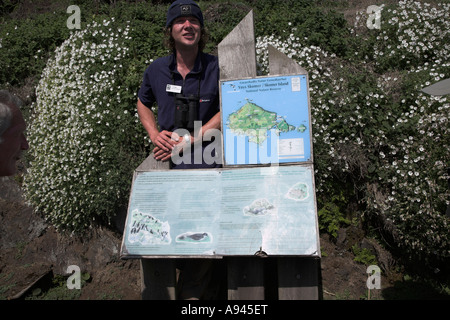 Directeur adjoint avec la carte Skomer Island, parc national de Pembrokeshire Coast, le Pays de Galles Banque D'Images