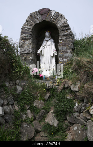 Vierge Marie statue madonna de culte, Non St's, près de Saint David's, le parc national de Pembrokeshire Coast, le Pays de Galles Banque D'Images