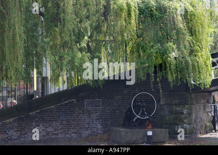 Canal de Camden, Camden Lock, une scène de l'autre côté du canal de l'ombrage des arbres un chemin vers le pont Banque D'Images