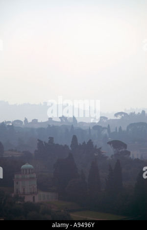 Vue aérienne verticale de la Chypre et des oliviers dans le jardin de Boboli silhouetté contre le soleil Banque D'Images