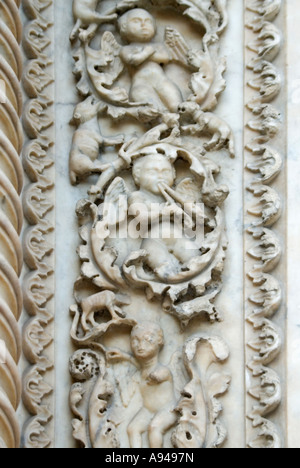 Close up vertical du marbre sculpté de chérubins en dehors de Santa Maria del Fiore, la cathédrale Duomo. Banque D'Images