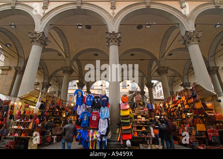 Compte tenu de l'angulaire horizontale de nombreux étals de marchandises en cuir italien mis en place à la Mercato Nuovo "nouveau marché". Banque D'Images