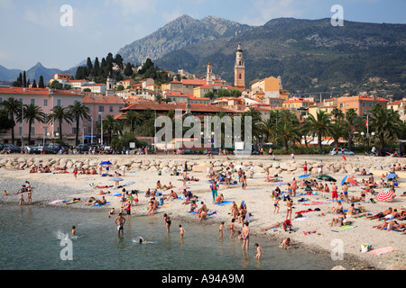 La plage et de la vieille ville au-delà à Menton Banque D'Images