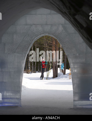 Les skis dans la neige, Village de Lainio Yllas Laponie Finlande Banque D'Images