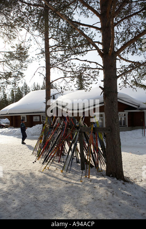 Les skis dans la neige, Village de Lainio Yllas Laponie Finlande Banque D'Images