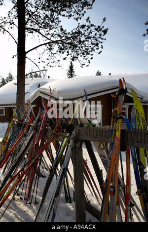 Les skis dans la neige, Village de Lainio Yllas Laponie Finlande Banque D'Images