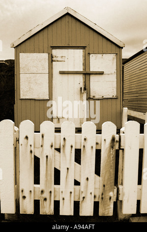 Cabane de plage au bord de la mer à Westward Ho ! Dans le Devon, en Angleterre. Banque D'Images