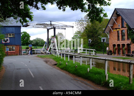 Ascenseur opérationnel Pont sur Llangollen Canal à Wrenbury Moulin avec maison dans la fonction publique Banque D'Images