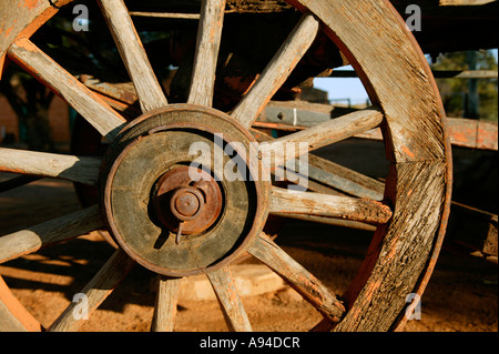 Close up de la roue en bois d'un vieux wagon ox Namibie Banque D'Images