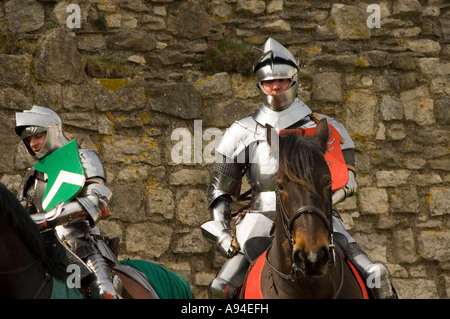Chevaliers sur les chevaux portant des armures de réplique à l'événement d'une journée à St Georges le château de Scarborough North Yorkshire Angleterre Royaume-Uni Royaume-Uni GB Grande Bretagne Banque D'Images