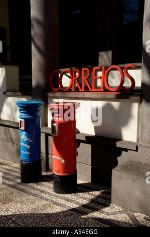 Boîtes aux lettres rouges et bleues portugaises à l'extérieur du bureau de poste Funchal Madère Portugal UE Europe Banque D'Images