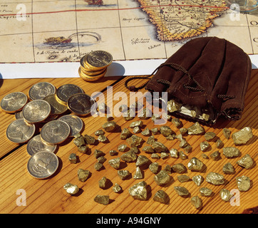 Rand Kruger des pièces d'Or et lingots d'or sur une table en bois avec une vieille carte de l'Afrique du Sud à l'arrière-plan Banque D'Images