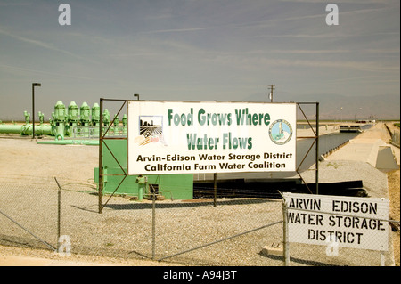 Station de pompage d'irrigation agricole et canal, en Californie Banque D'Images