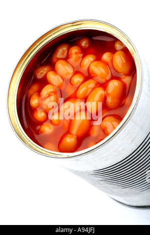 Ouverture du pot de élevée en fibres alimentaires des haricots blancs en sauce tomate isolé sur un fond blanc avec aucun peuple et un chemin de détourage Banque D'Images