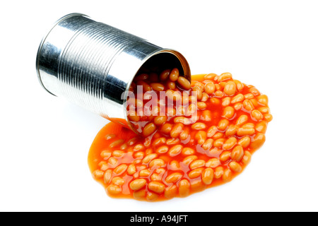 Ouverture du pot de élevée en fibres alimentaires des haricots blancs en sauce tomate isolé sur un fond blanc avec aucun peuple et un chemin de détourage Banque D'Images