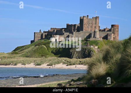 Château de Bamburgh avec téléobjectif prises depuis le nord à sud avec un ciel clair Banque D'Images
