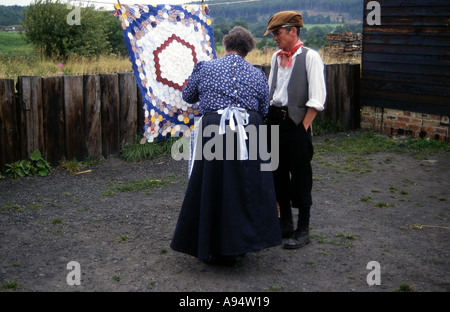 Le personnel de la folk Beamish open air museum habillé dans les vêtements de la période représentée de 1900 environ Banque D'Images