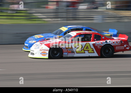 V8 type Nascar stock-cars course sur un circuit ovale incliné Banque D'Images