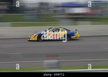 V8 type Nascar stock-cars course sur un circuit ovale incliné Banque D'Images