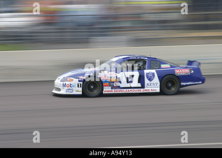 V8 type Nascar stock-cars course sur un circuit ovale incliné Banque D'Images