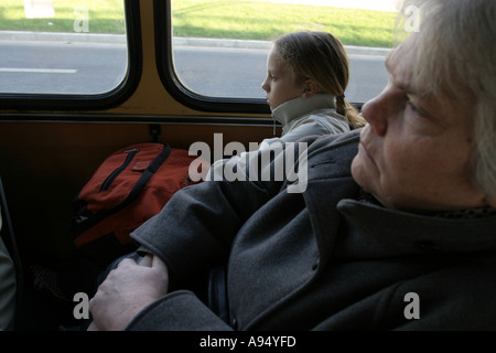 Vieille Femme et jeune femme voyageant en bus local Banque D'Images