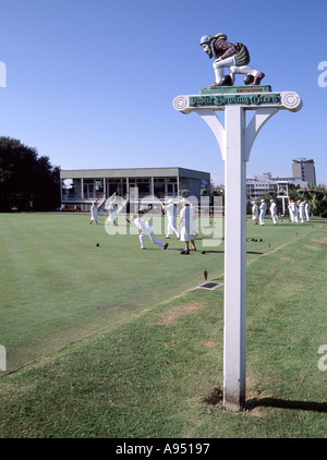 Sir Francis Drake sur une pancarte au bowling public Green terminant sa partie de bowling avec des joueurs participant à un realmatch Plymouth Hoe Devon Angleterre Banque D'Images