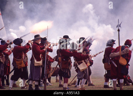 English Civil War reenactment par des groupes comme guerre civile anglaise et la société Hogan-vexel qui tiraient des armes à feu de mousquet à la bataille d'une flamme et fumée costume Banque D'Images