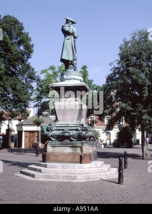 Statue de John Howard l'homme local connu pour son travail de réforme pénitentiaire La Ligue Howard pour la réforme pénale est nommé d'après lui Bedford Bedfordshire Angleterre UK Banque D'Images