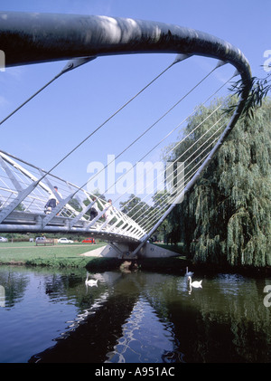 Bedford Swan River Ouse près de Butterfly pont pied sur la rivière Ouse ouvert 1997 England UK Bedfordshire Banque D'Images