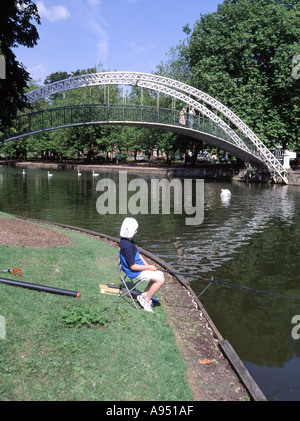 Jeune Bedford à côté de la pêche Suspension Papillon moderne passerelle sur la rivière Ouse Bedfordshire Angleterre UK Banque D'Images