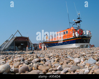 Sauvetage d'Aldeburgh et plage de galets Angleterre Suffolk Aldeburgh Banque D'Images