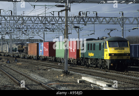 Class 90 electric locomotive tirant freightliner train à Rugby, Warwickshire, England, UK Banque D'Images