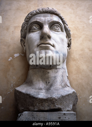 Colossus de Constantine - la tête d'une immense statue de l'empereur romain Constantin le Grand. Maintenant dans la cour du Musei Capitolini, Rome. Banque D'Images