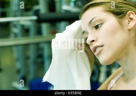 Young woman wiping front Banque D'Images