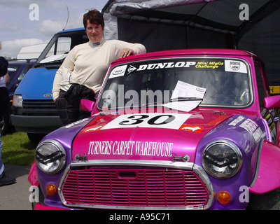 Pilote avec sa mini voiture de course au circuit automobile près du village de Castle Combe Wiltshire England GB UK 2003 Banque D'Images