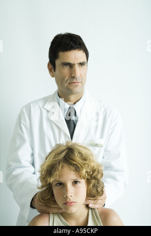 Sentiment médecin boy's neck Banque D'Images