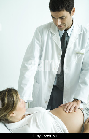 Doctor examining pregnant woman Banque D'Images