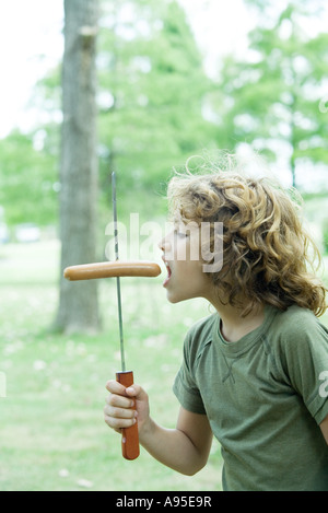 Boy eating hotdog Banque D'Images